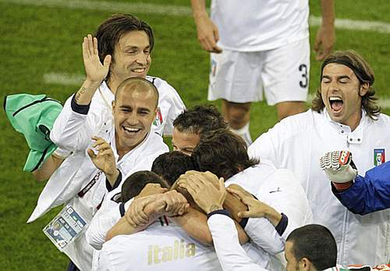 Euro 2008 (26).jpg - Italian players celebrate after Daniele De Rossi scored during the group C match between France and Italy in Zurich, Switzerland, Tuesday, June 17, 2008, at the Euro 2008 European Soccer Championships in Austria and Switzerland.